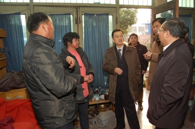 2011年春节前，公司董事长兼党委书记潘建清亲自到群益村村民家中走访慰问